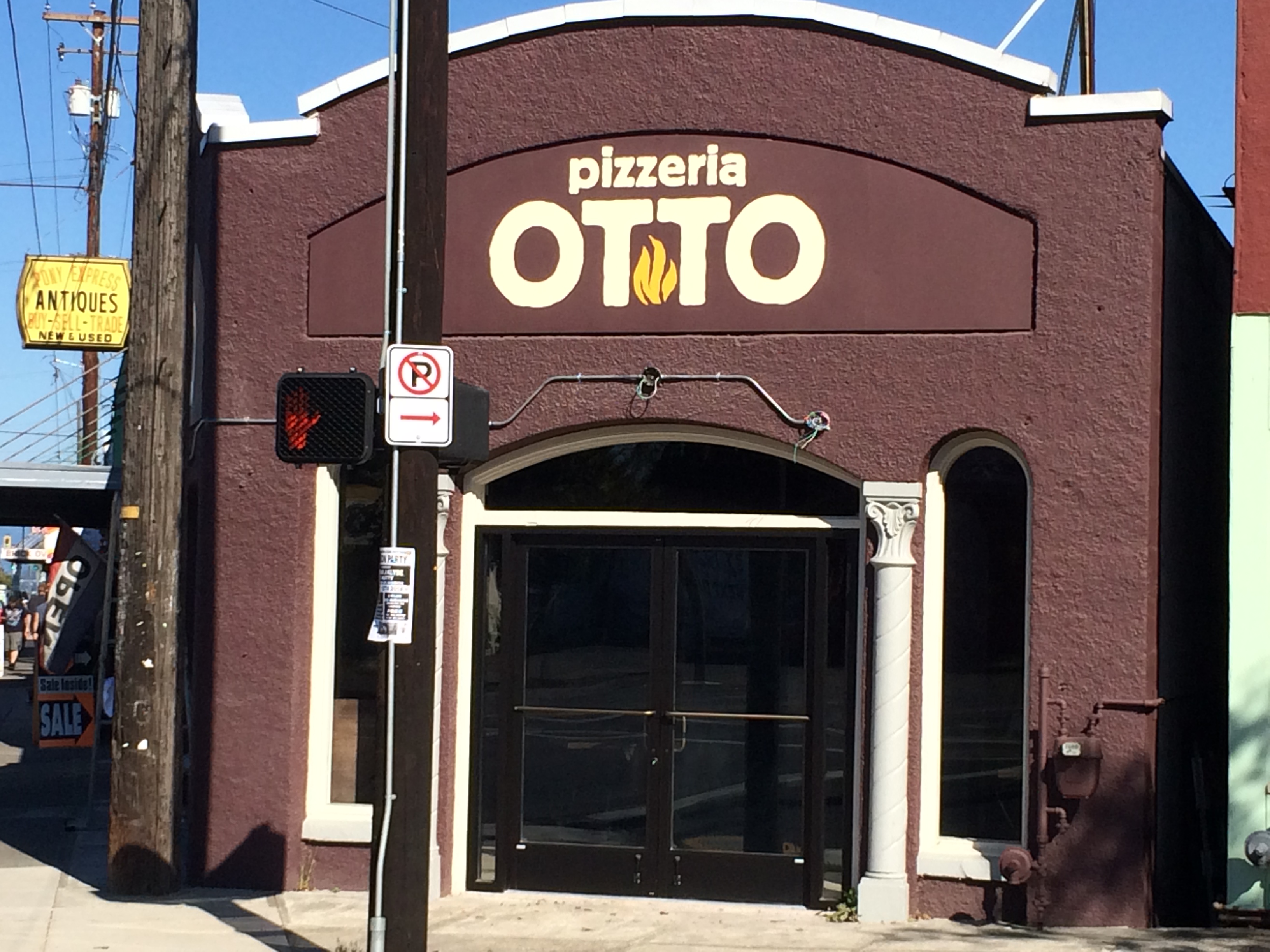 Pizzeria Otto, NE 67 & Sandy, Lettering over stucco